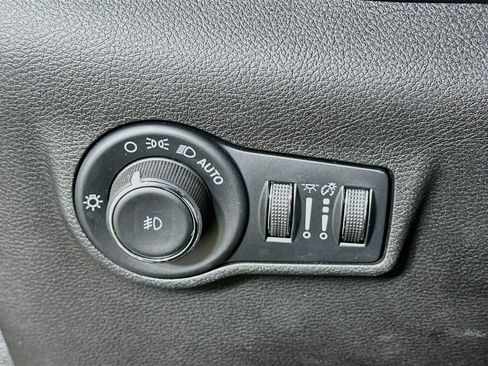 Used 2025 Jeep Compass Trailhawk AWD/4WD image 17