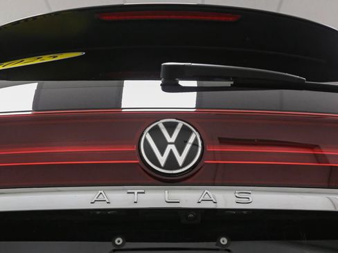 Used 2025 Volkswagen Atlas SEL AWD/4WD image 14