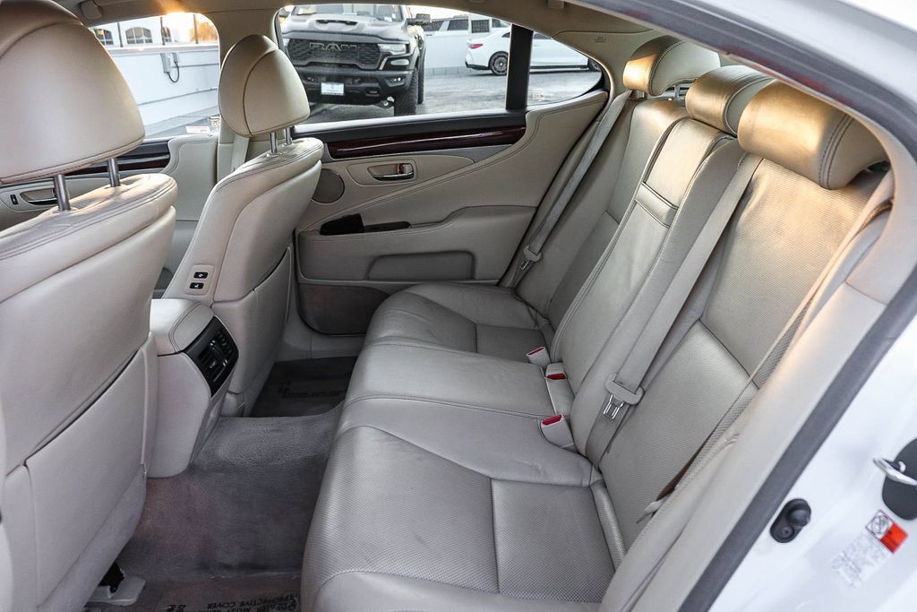 Used 2016 Lexus LS 460 w/ Comfort Package RWD image 23