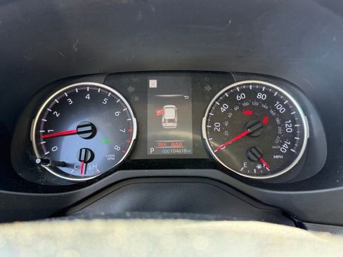 Used 2019 Toyota RAV4 XLE w/ Convenience Package FWD image 16