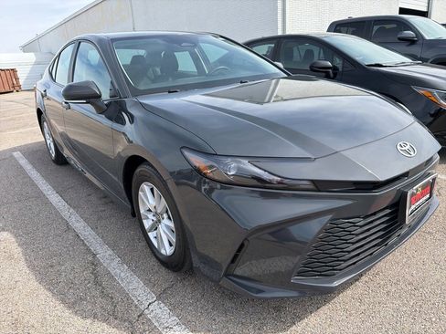 Used 2025 Toyota Camry LE image 3