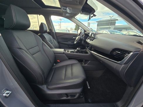 Used 2023 Nissan Rogue SL w/ SL Premium Package image 12