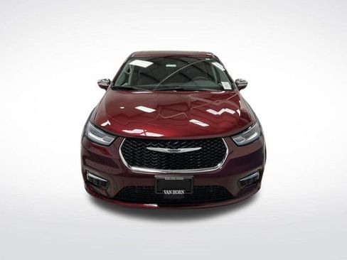 Used 2022 Chrysler Pacifica Limited w/ Uconnect Theater Family Group image 14