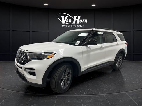 Used 2023 Ford Explorer XLT w/ Equipment Group 202A AWD/4WD image 3