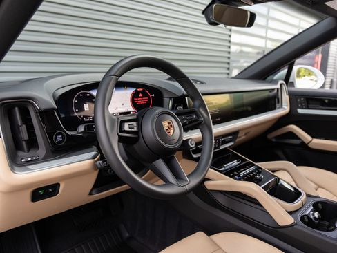 Certified 2025 Porsche Cayenne Coupe AWD/4WD image 4