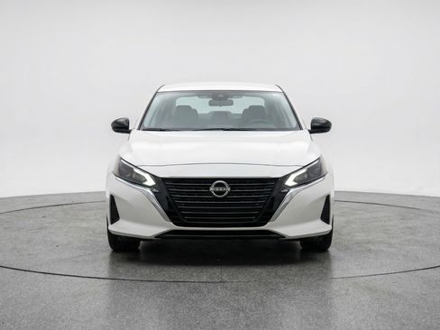 Used 2025 Nissan Altima 2.5 SV FWD image 2