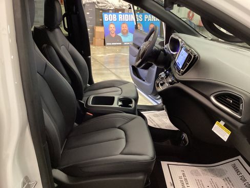 New 2026 Chrysler Pacifica Select FWD image 36