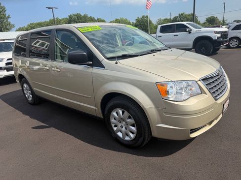 Used 2010 Chrysler Town & Country LX FWD image 7