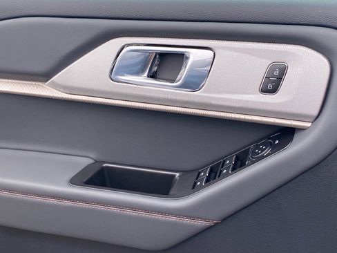 Used 2025 Ford Explorer Active image 13