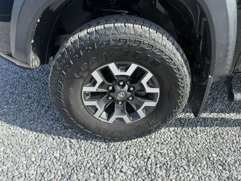 Used 2017 Toyota Tacoma TRD Off-Road w/ Tow Package (A/T) AWD/4WD image 14