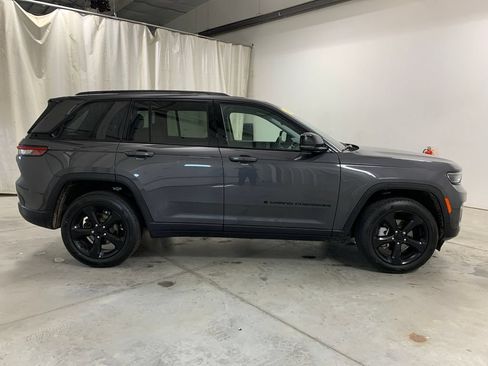 Used 2023 Jeep Grand Cherokee Limited w/ Black Appearance Package AWD/4WD image 29