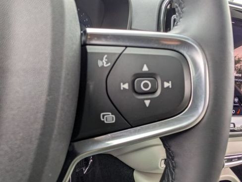 Used 2025 Volvo XC40 B5 Plus AWD/4WD image 19