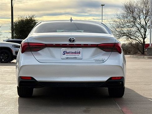 Used 2019 Toyota Avalon Limited image 7