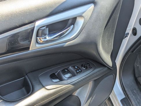 Used 2019 Nissan Pathfinder SV FWD image 11
