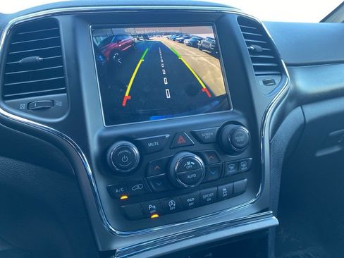 Used 2018 Jeep Grand Cherokee Altitude image 16