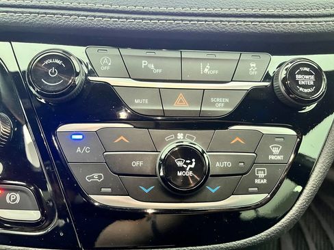 Used 2023 Chrysler Pacifica Touring FWD image 27