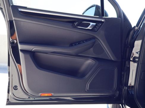 Certified 2024 Porsche Macan AWD/4WD image 14