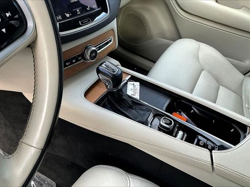 Used 2021 Volvo XC90 T6 Momentum w/ Protection Package Premier image 13