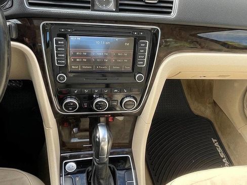 Used 2014 Volkswagen Passat 1.8T SEL Premium image 19