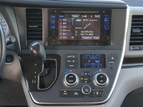 Used 2017 Toyota Sienna Limited image 18