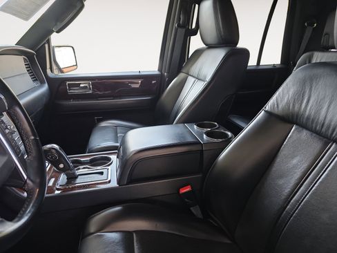 Used 2017 Lincoln Navigator Select image 16