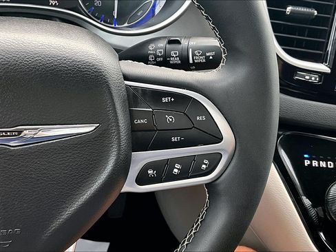 Used 2024 Chrysler Pacifica Touring-L FWD image 24