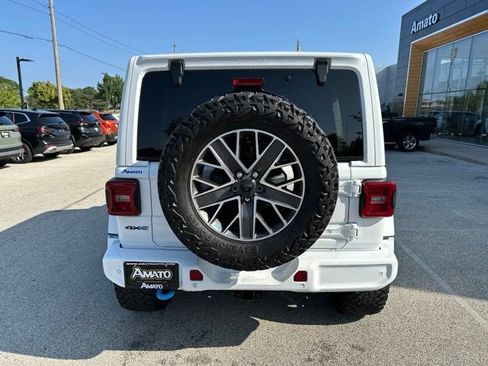 Used 2022 Jeep Wrangler Unlimited Sahara AWD/4WD image 8