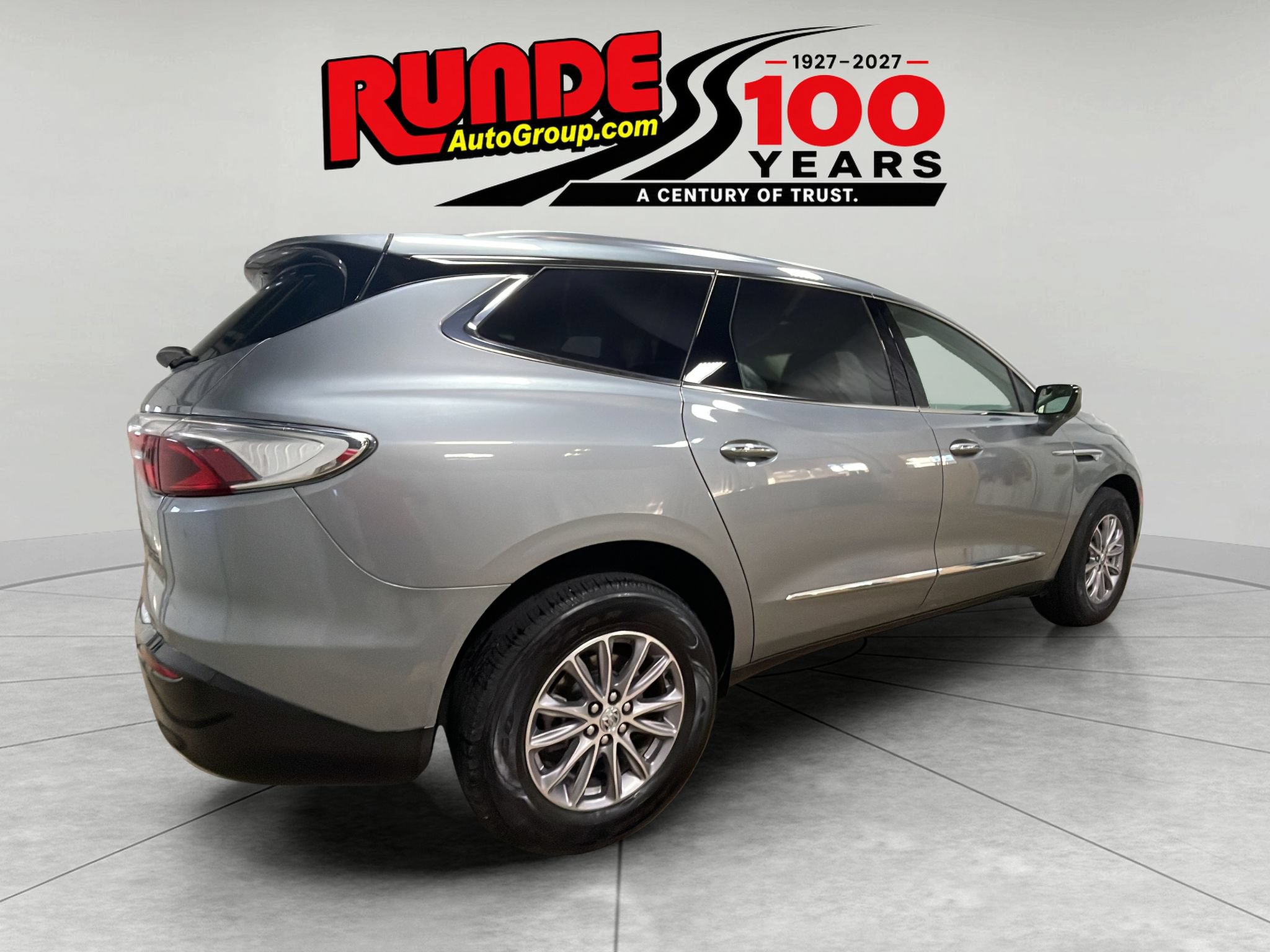 Used 2023 Buick Enclave Essence AWD/4WD image 5