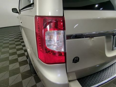 Used 2013 Chrysler Town & Country Touring FWD image 32