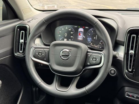 Used 2022 Volvo XC40 T4 Momentum image 12