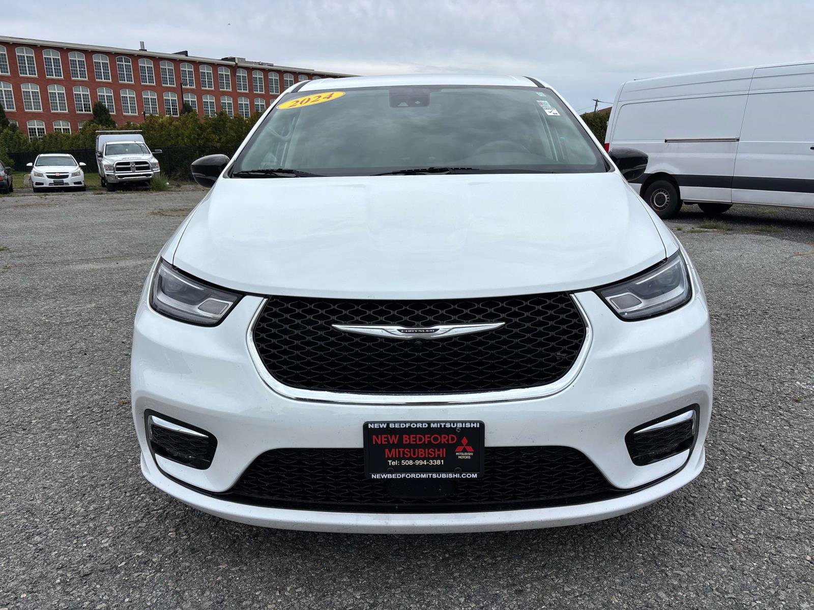Used 2024 Chrysler Pacifica Touring-L FWD image 2