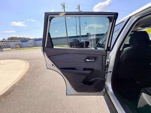 Used 2022 Nissan Rogue SV FWD image 27