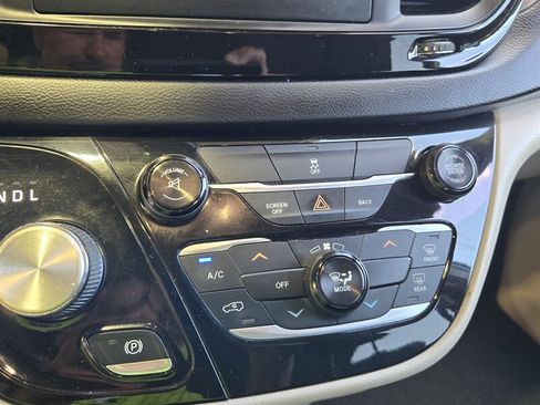 Used 2017 Chrysler Pacifica LX FWD image 19