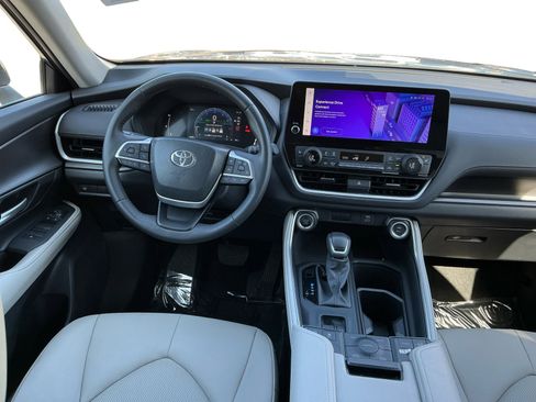 Used 2024 Toyota Grand Highlander AWD image 14