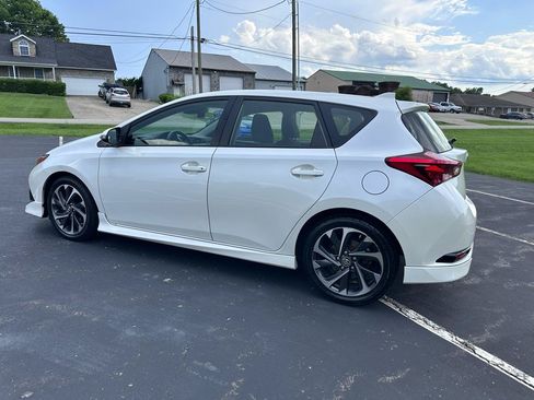 Used 2018 Toyota Corolla iM w/ All-Weather Mat Package FWD image 5