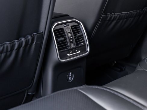 Certified 2026 Porsche Macan AWD/4WD image 38