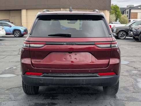 Used 2025 Jeep Grand Cherokee Altitude AWD/4WD image 5