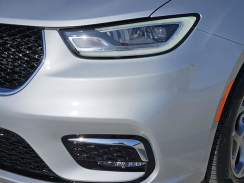 Used 2024 Chrysler Pacifica Limited image 5