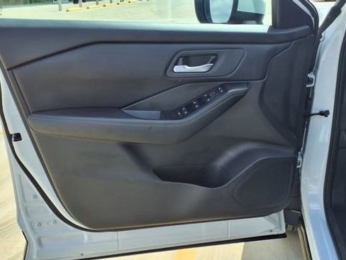 Used 2025 Nissan Rogue SV image 14