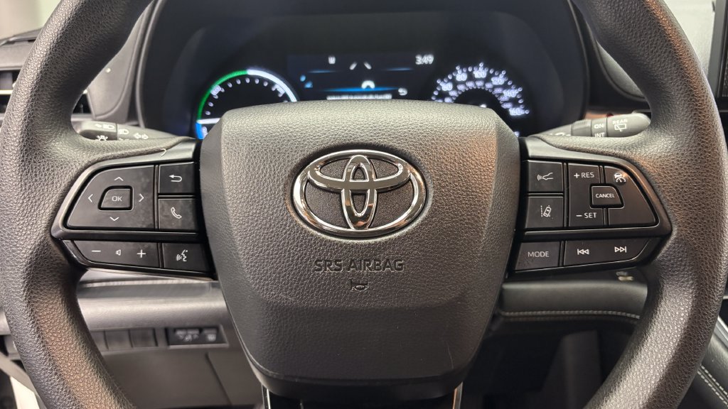 Used 2025 Toyota Sienna LE FWD image 23