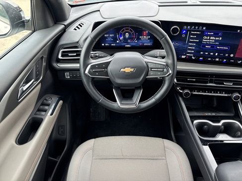 Used 2025 Chevrolet Traverse LT image 18