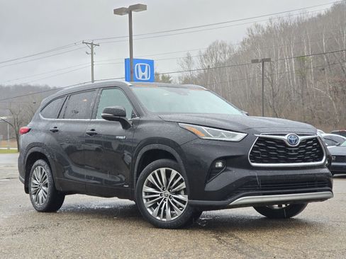 Used 2021 Toyota Highlander Platinum image 2