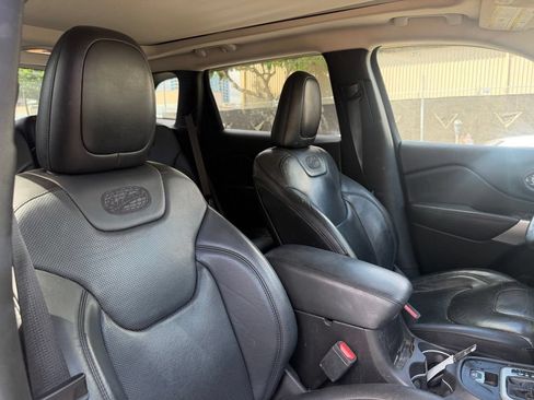 Used 2017 Jeep Cherokee Overland w/ Technology Group AWD/4WD image 13
