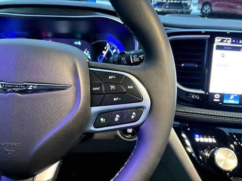 Used 2024 Chrysler Pacifica Select image 26