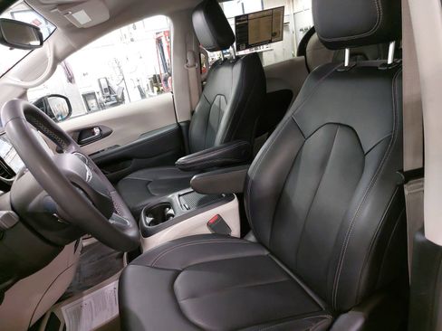 Used 2024 Chrysler Pacifica Touring-L image 17