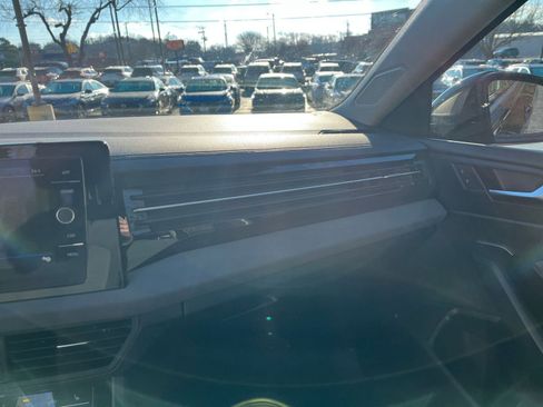 Used 2025 Volkswagen Jetta SE image 29