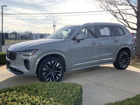 Used 2025 Volvo XC90 B6 Plus image 5