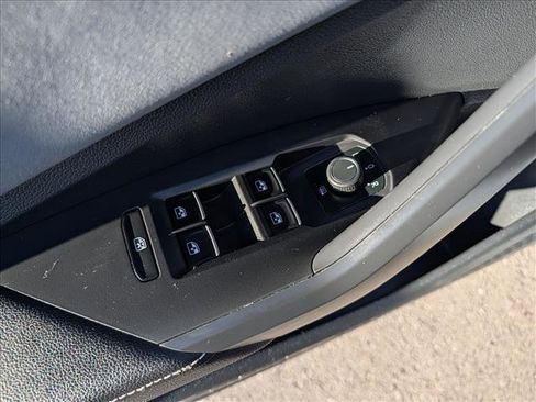 Certified 2025 Volkswagen Jetta SE w/ Sunroof Package image 28