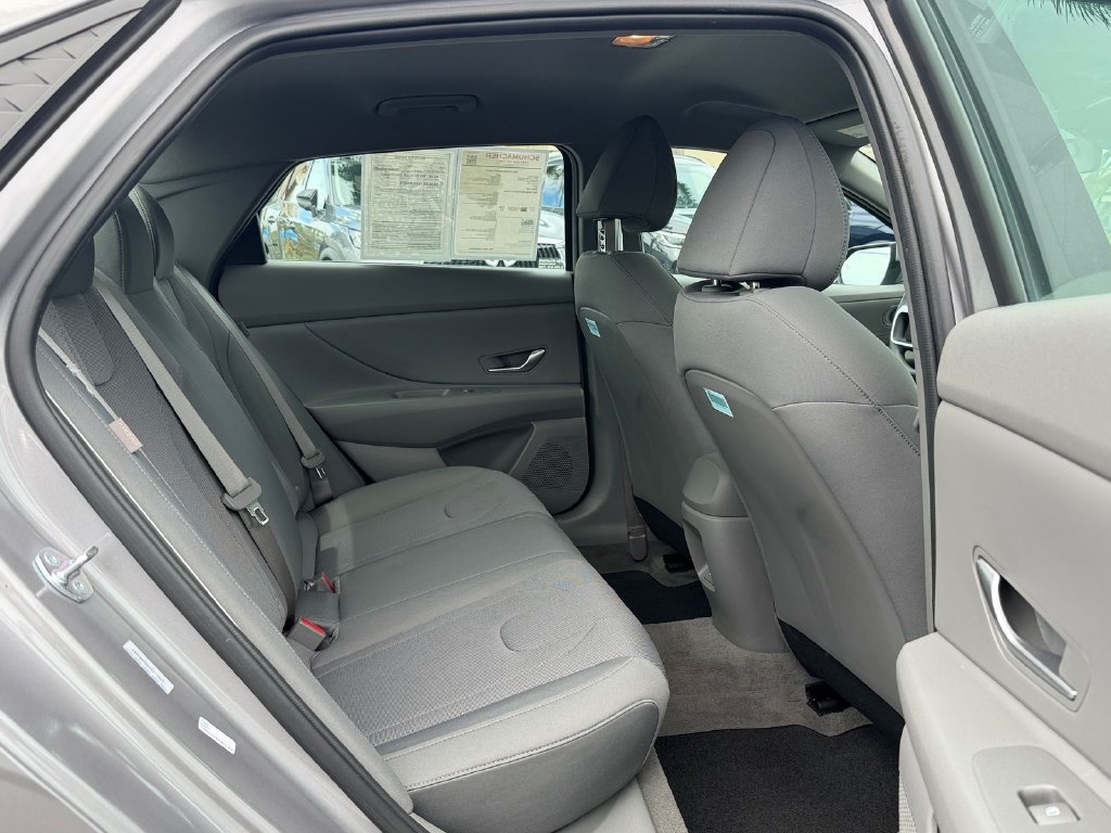 Used 2025 Hyundai Elantra SE FWD image 14