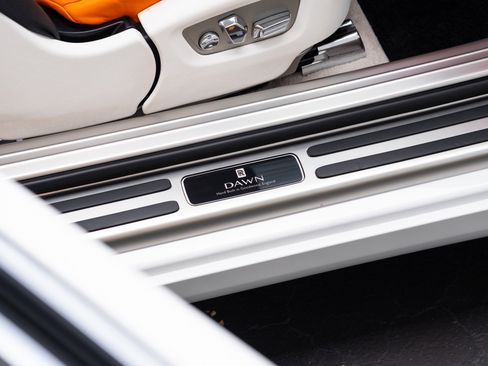 Used 2017 Rolls-Royce Dawn RWD image 76